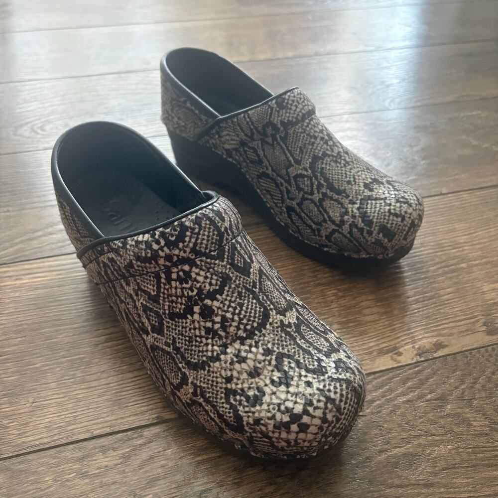Sanita Snakeskin Black Tan Clogs Healthcare Orthotic Comfort Womens Sz 38 US 7